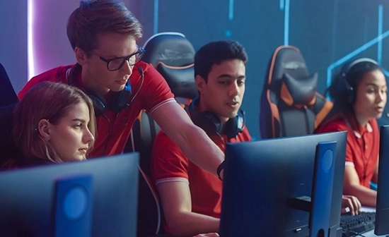 esports team traint samen achter computers met coach