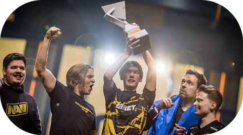 esports team viert overwinning met trofee op podium